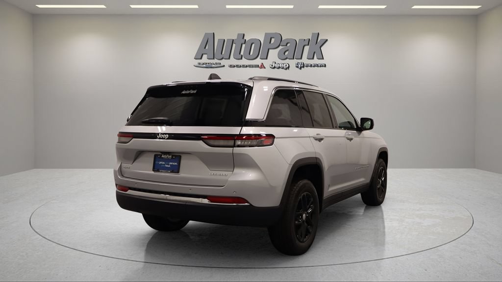 Used 2026 Jeep Grand Cherokee Laredo w/ Trailer Tow Package AWD/4WD image 11
