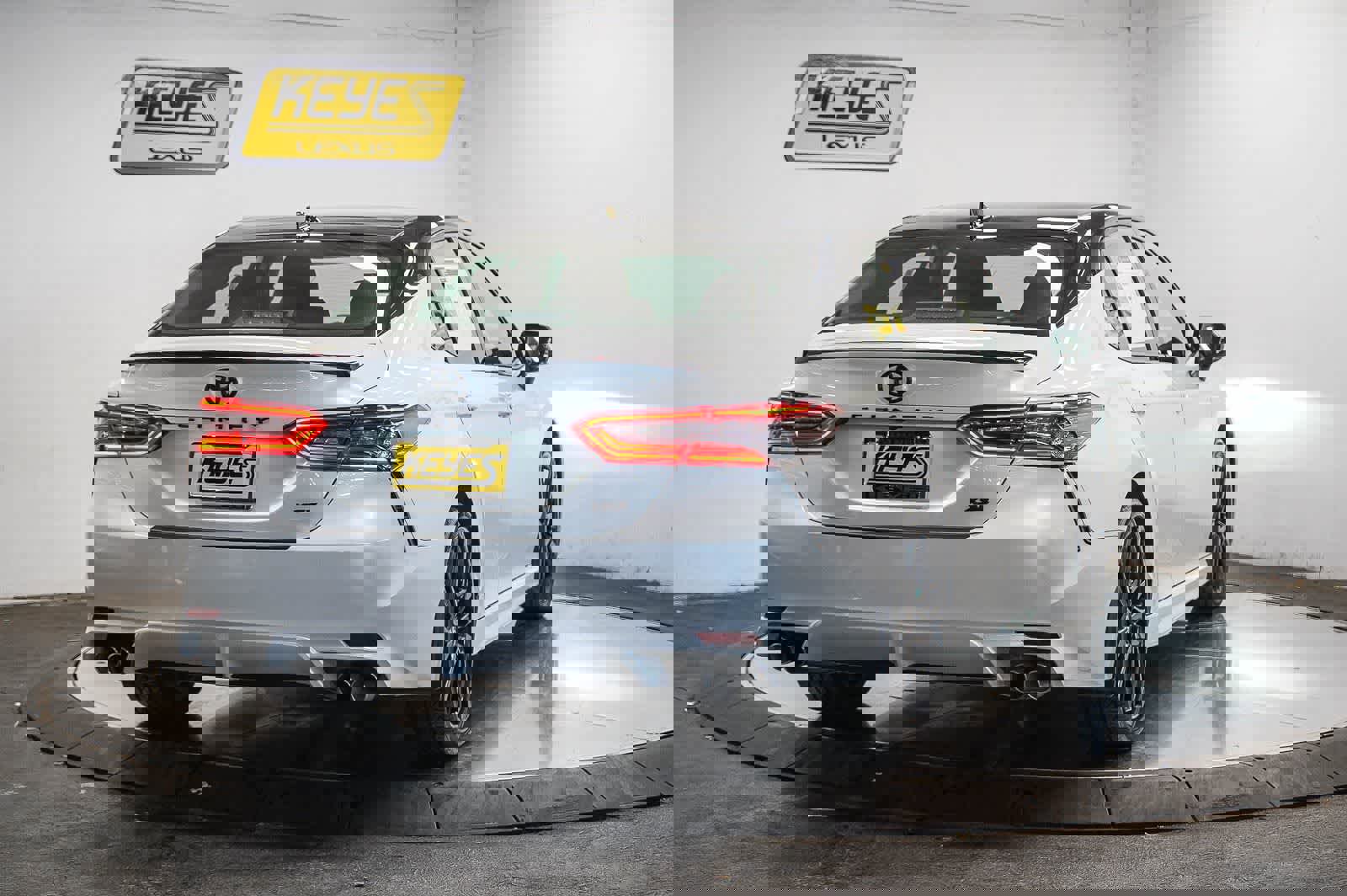 Used 2023 Toyota Camry XSE FWD image 4