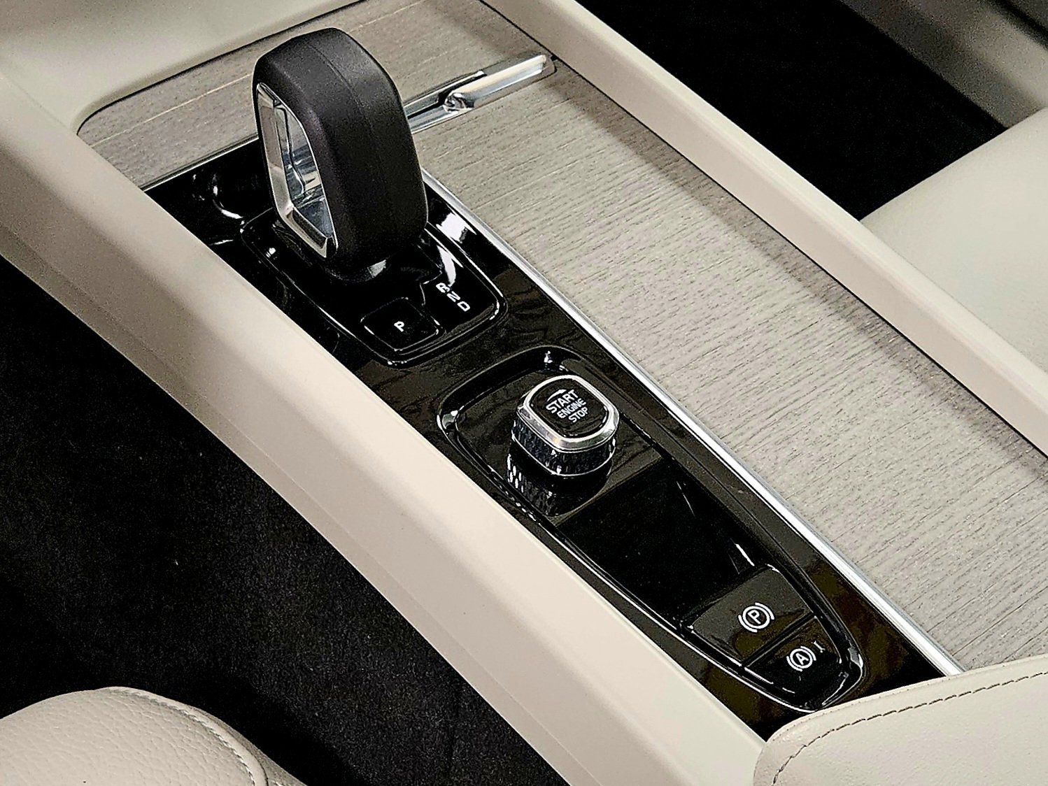 Used 2023 Volvo XC60 B5 Plus w/ Climate Package AWD/4WD image 40