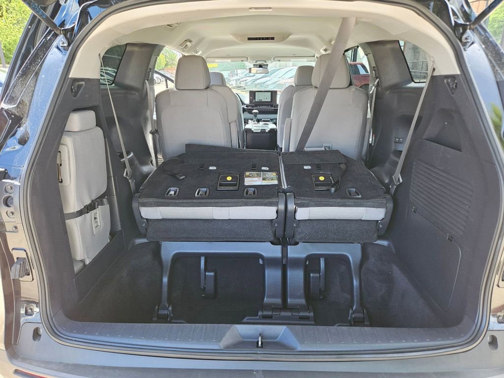 Used 2025 Toyota Sienna LE image 24