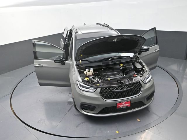 Used 2025 Chrysler Pacifica Limited image 37