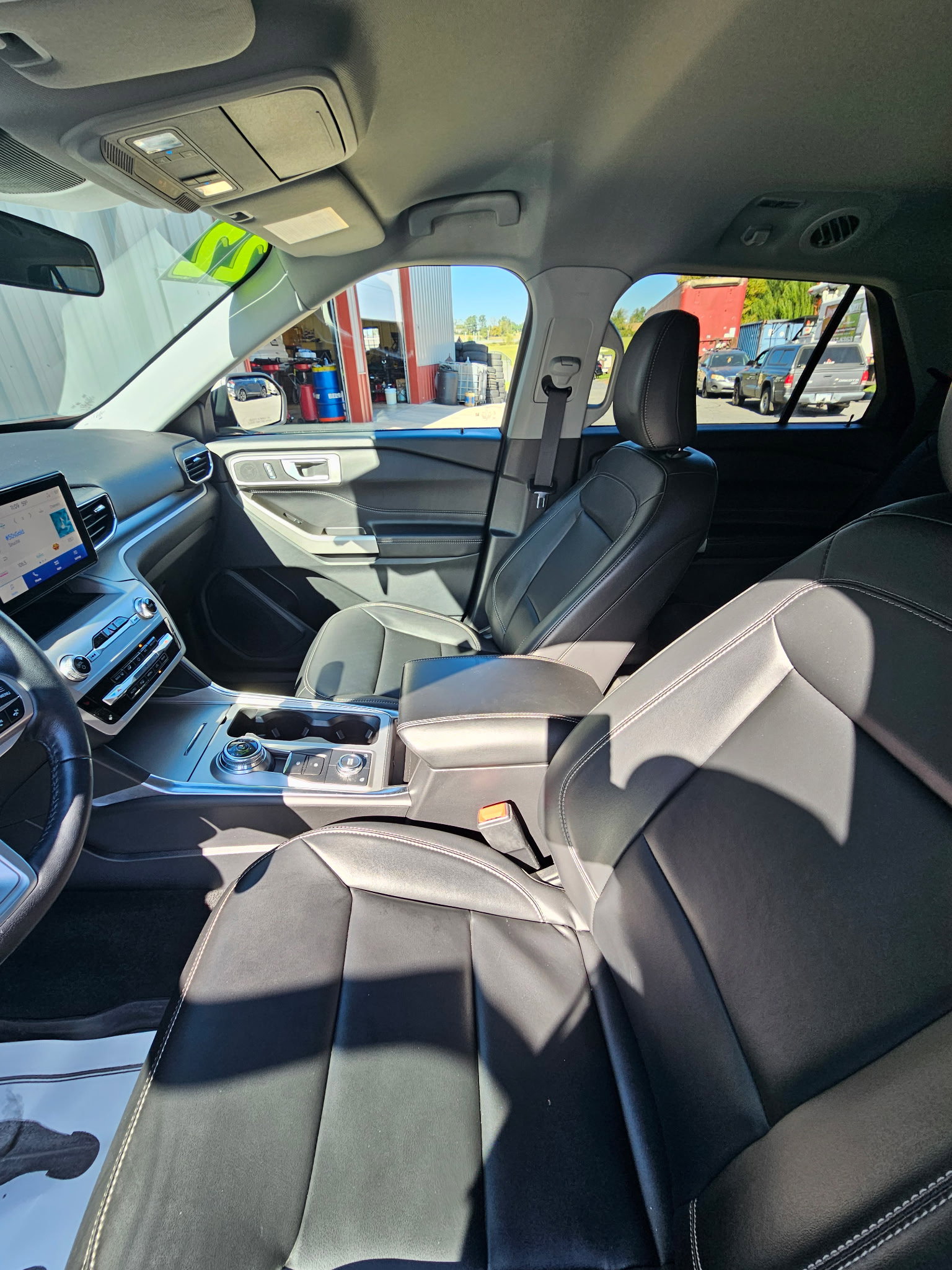 Used 2022 Ford Explorer XLT w/ Equipment Group 202A image 9