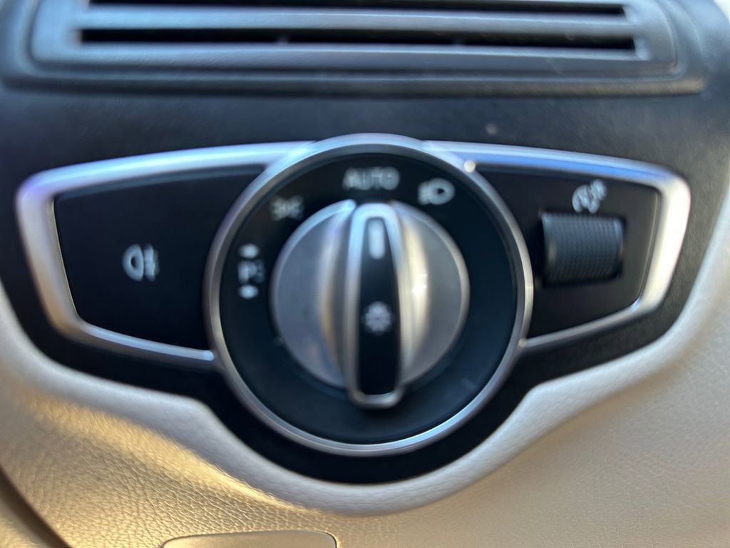 Used 2021 Mercedes-Benz GLC 300 4MATIC w/ Premium Package image 18