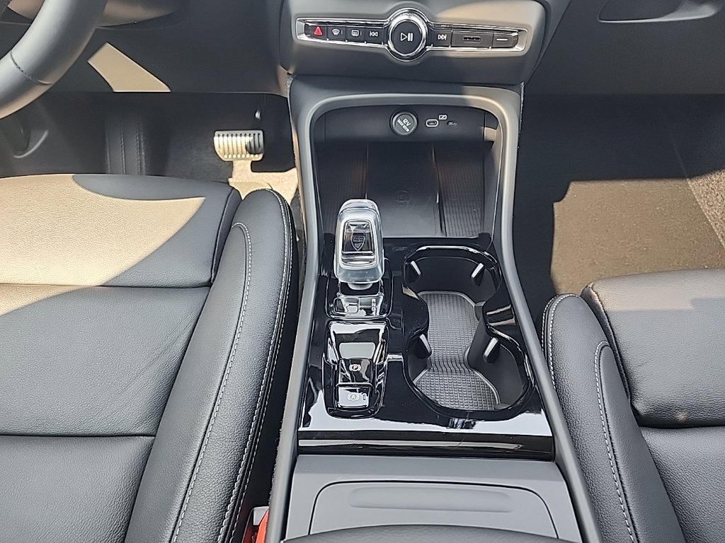 New 2026 Volvo XC40 B5 Plus w/ Protection Package Premier AWD/4WD image 23