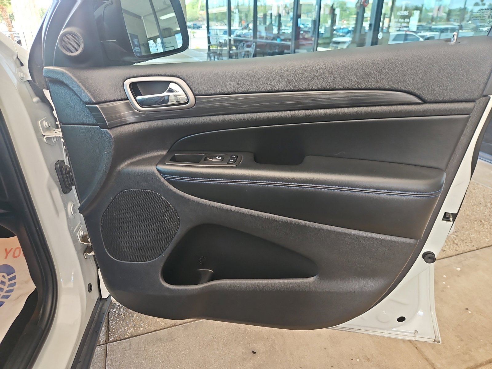 Used 2019 Jeep Grand Cherokee Laredo image 16