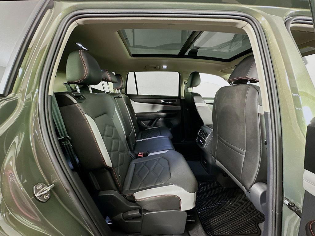 Used 2025 Volkswagen Atlas Peak Edition SE AWD/4WD image 29