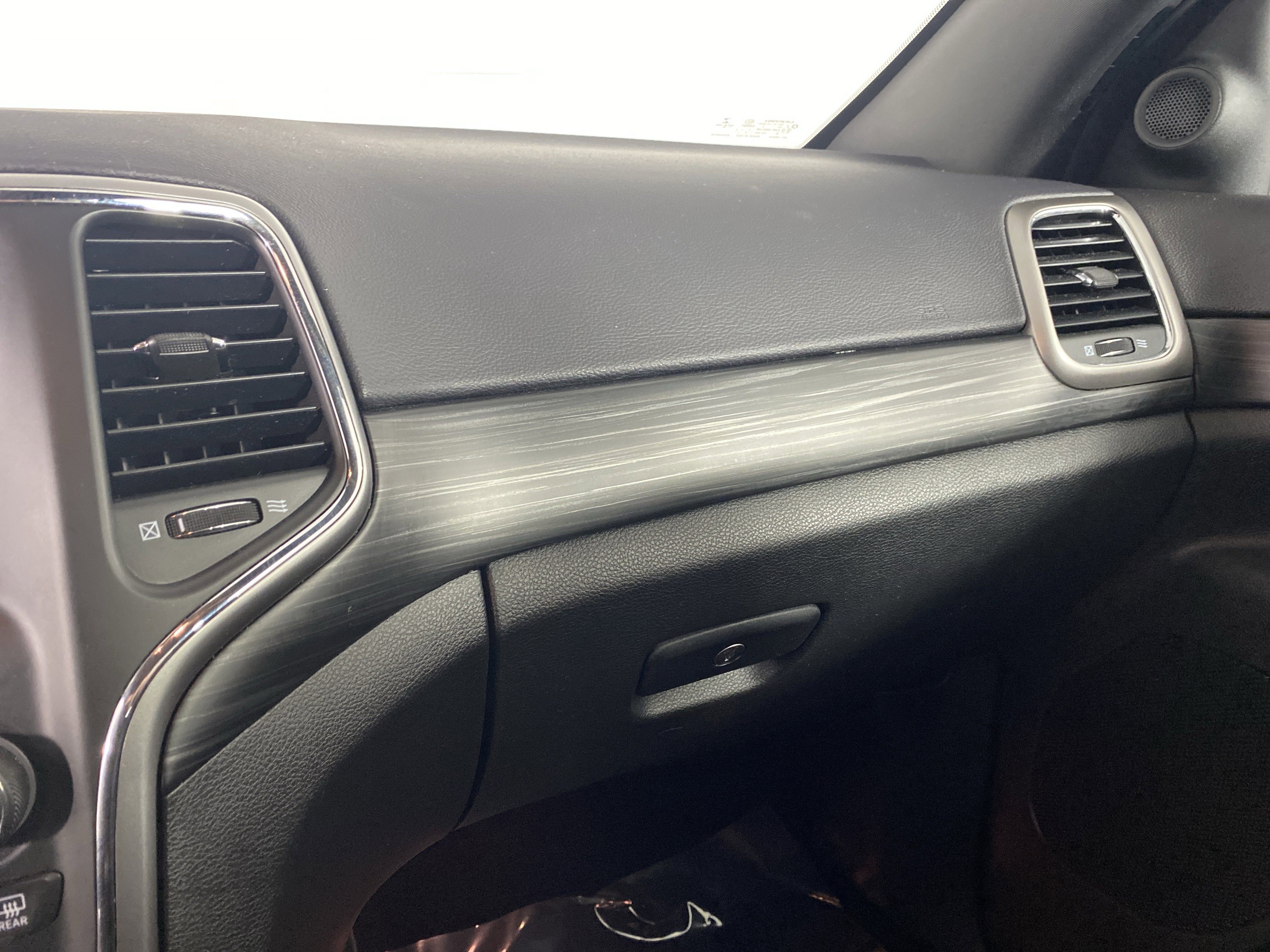 Used 2020 Jeep Grand Cherokee Laredo AWD/4WD image 27