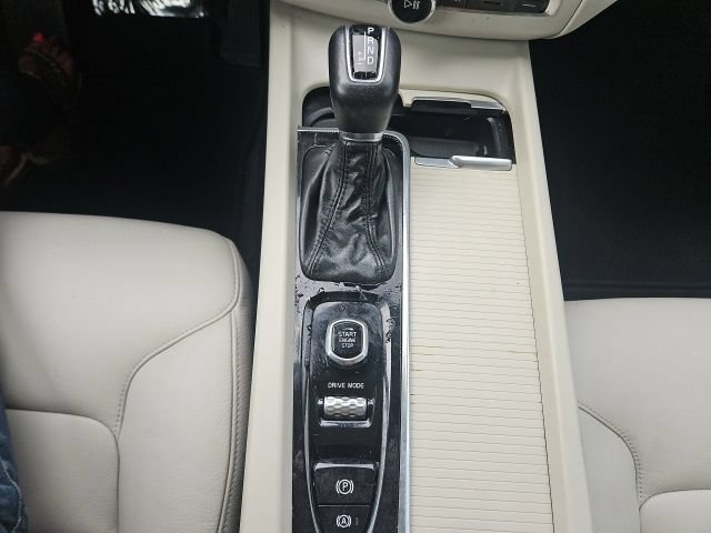 Used 2020 Volvo XC60 T5 Momentum FWD image 25