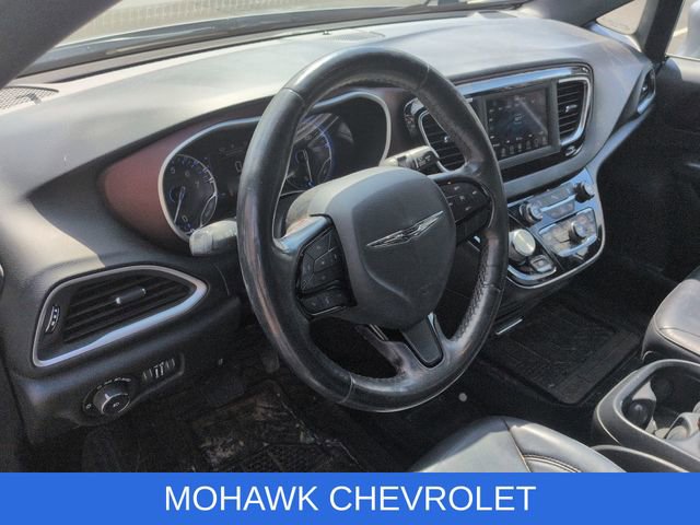 Used 2020 Chrysler Pacifica Touring-L image 9