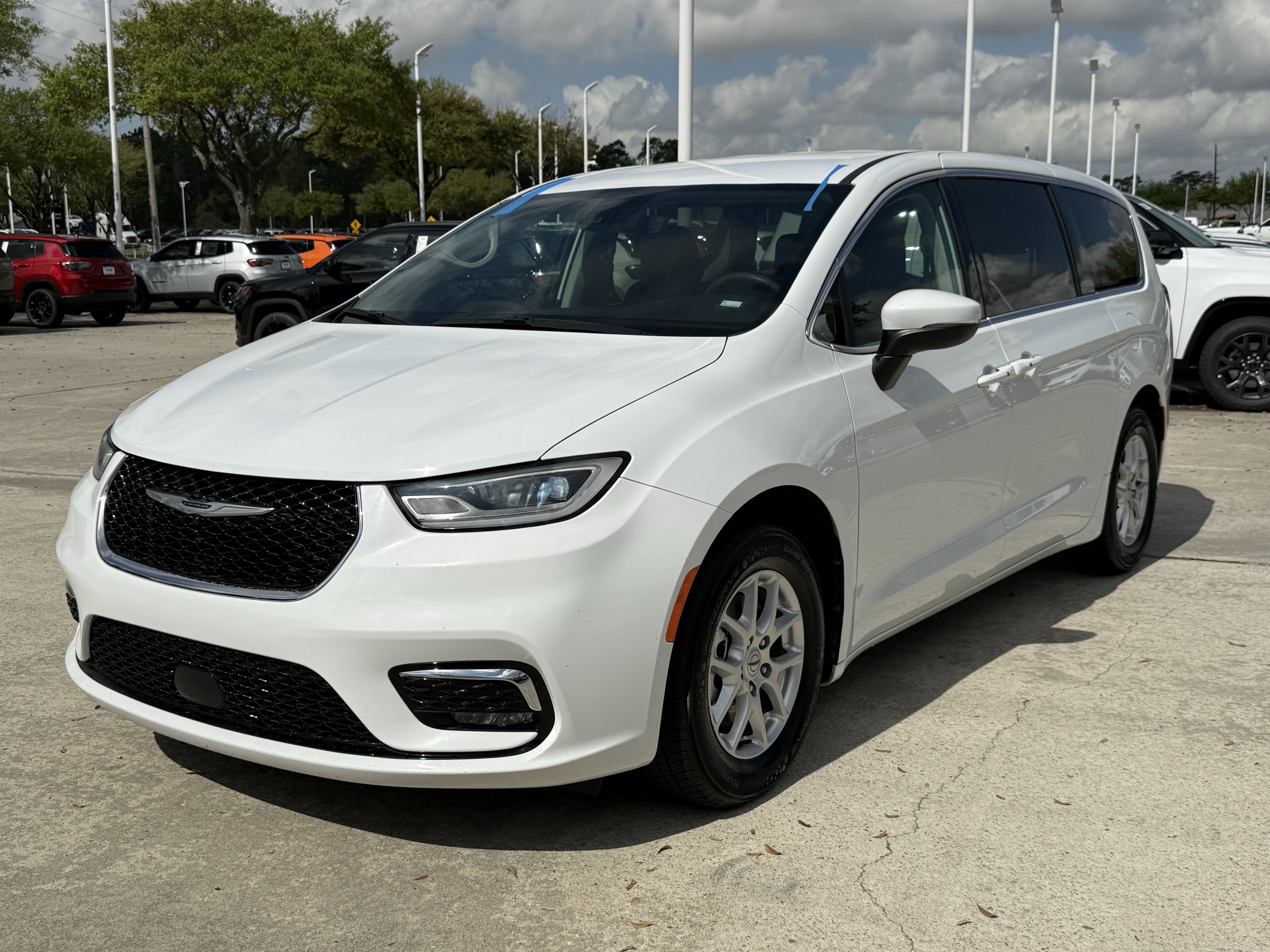 Used 2023 Chrysler Pacifica Touring-L image 7