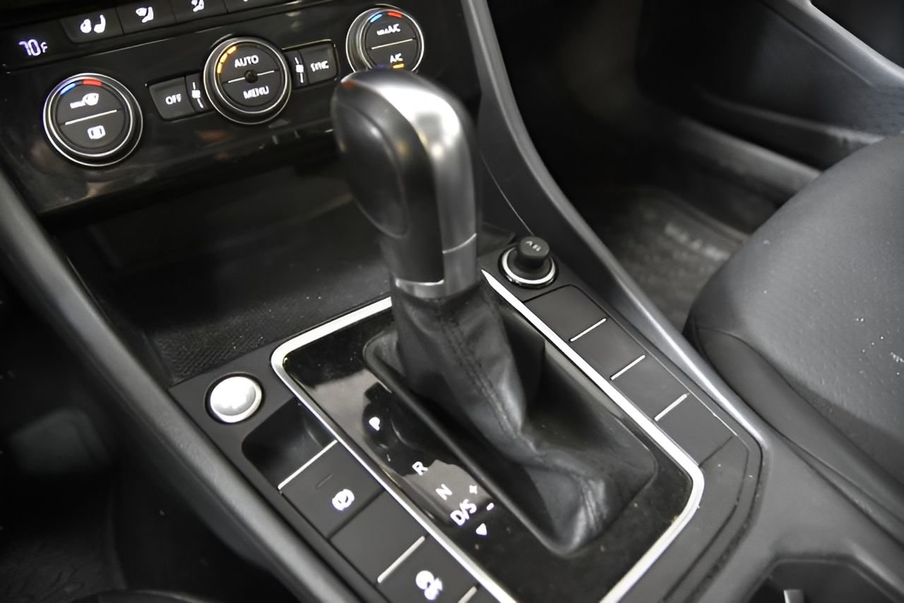 Used 2019 Volkswagen Jetta SE w/ Cold Weather Package image 30