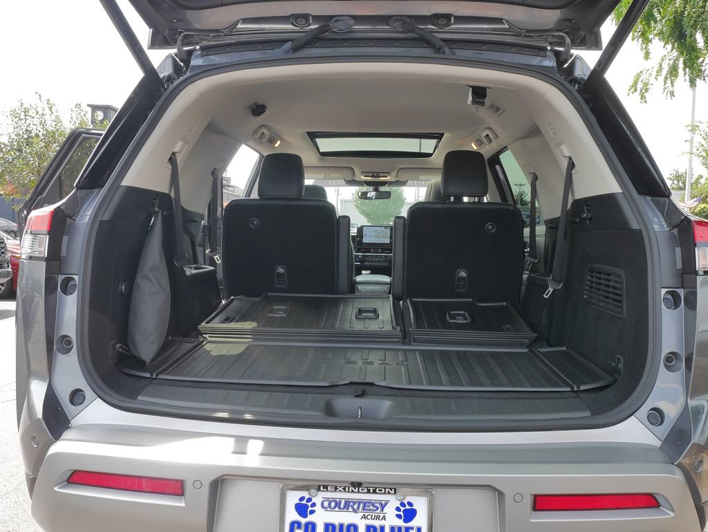 Used 2023 Nissan Pathfinder Platinum AWD/4WD image 16