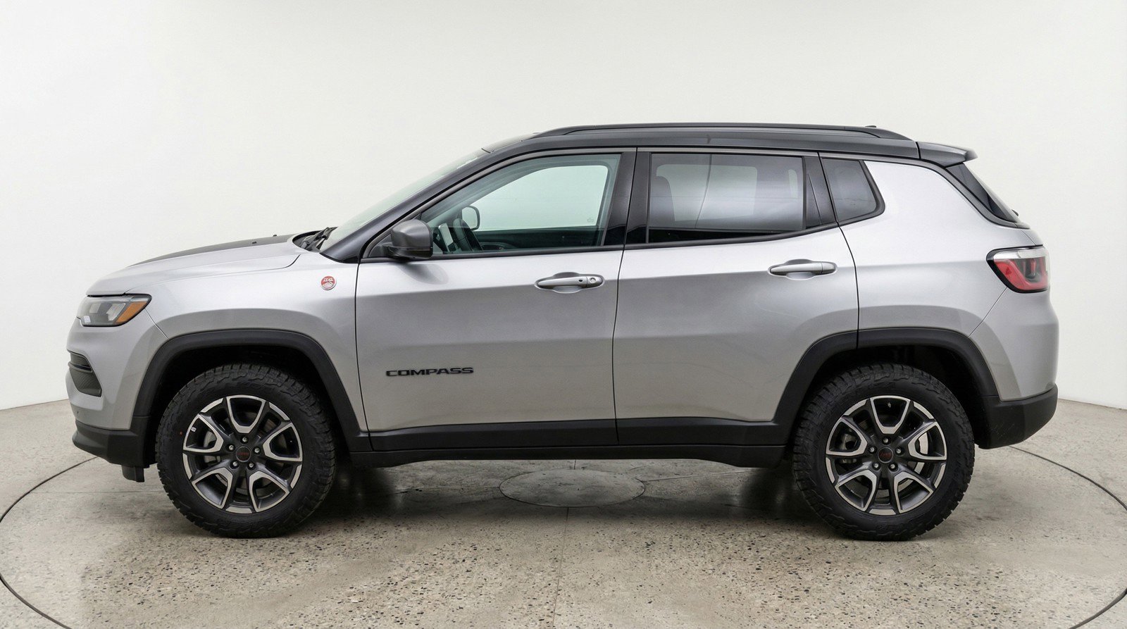 Used 2025 Jeep Compass Trailhawk image 5