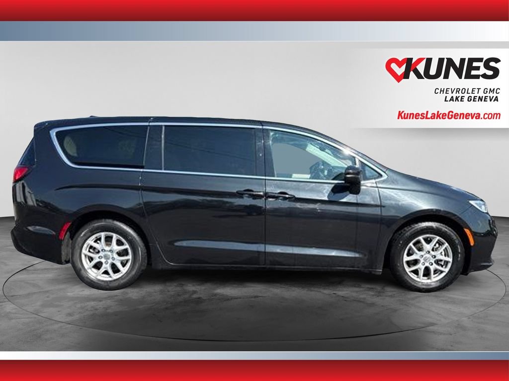 Used 2023 Chrysler Pacifica Touring-L FWD image 3