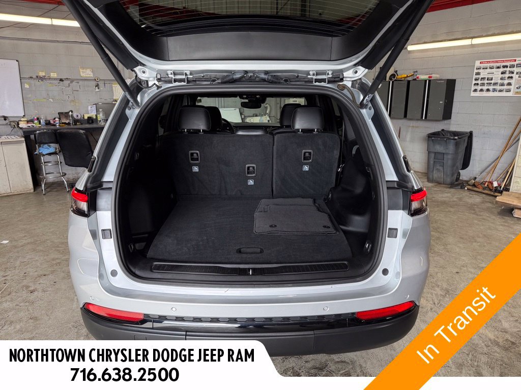 Used 2023 Jeep Grand Cherokee Altitude AWD/4WD image 28