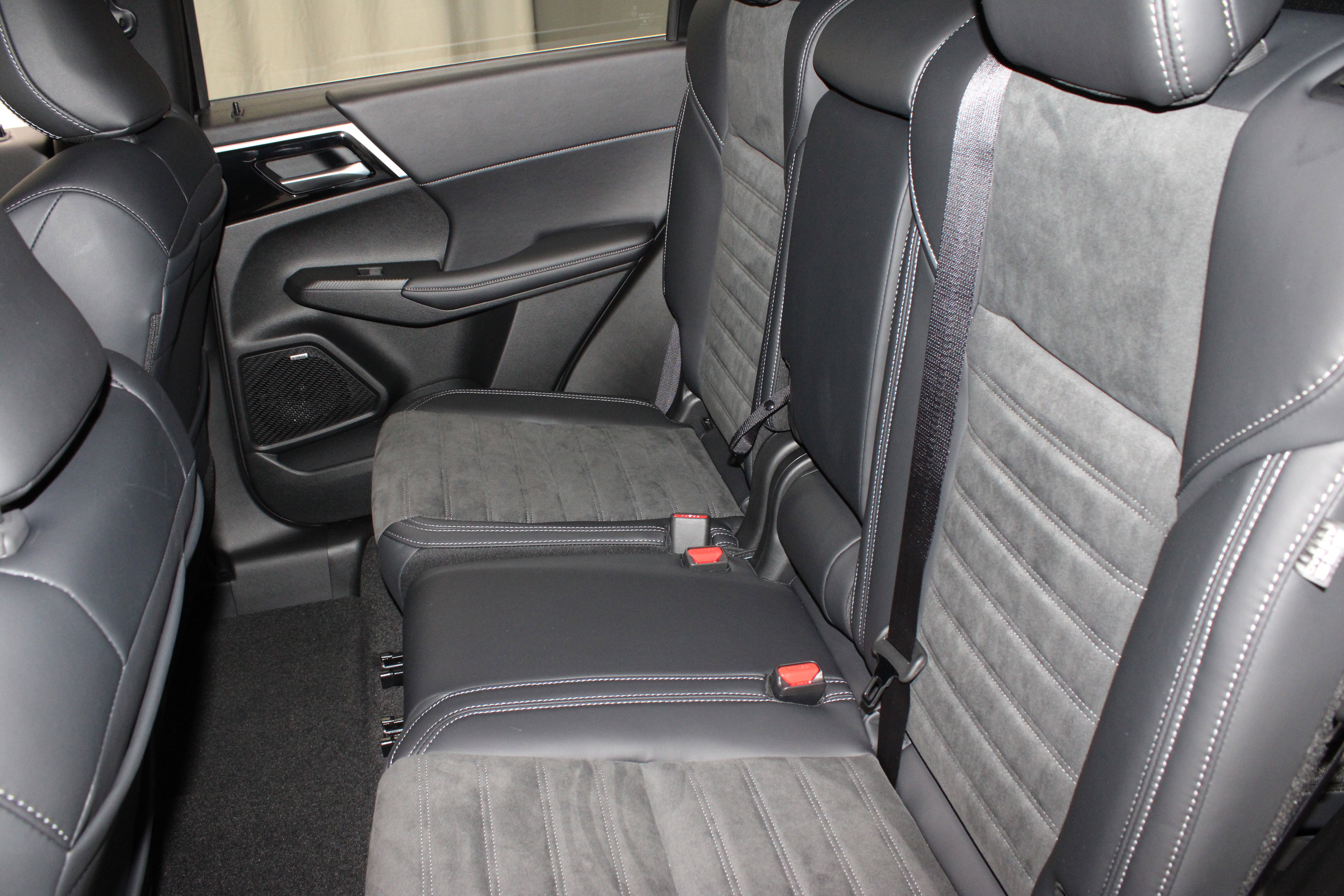 New 2025 Mitsubishi Outlander SE image 14