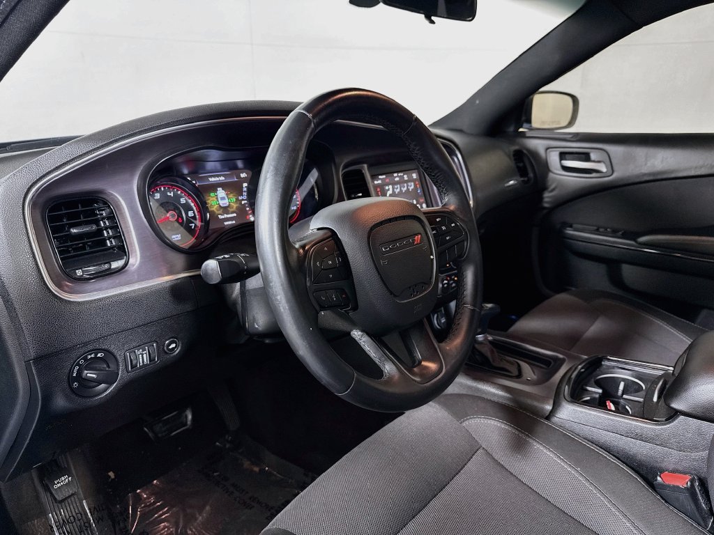Used 2018 Dodge Charger SXT w/ Blacktop Package RWD image 9