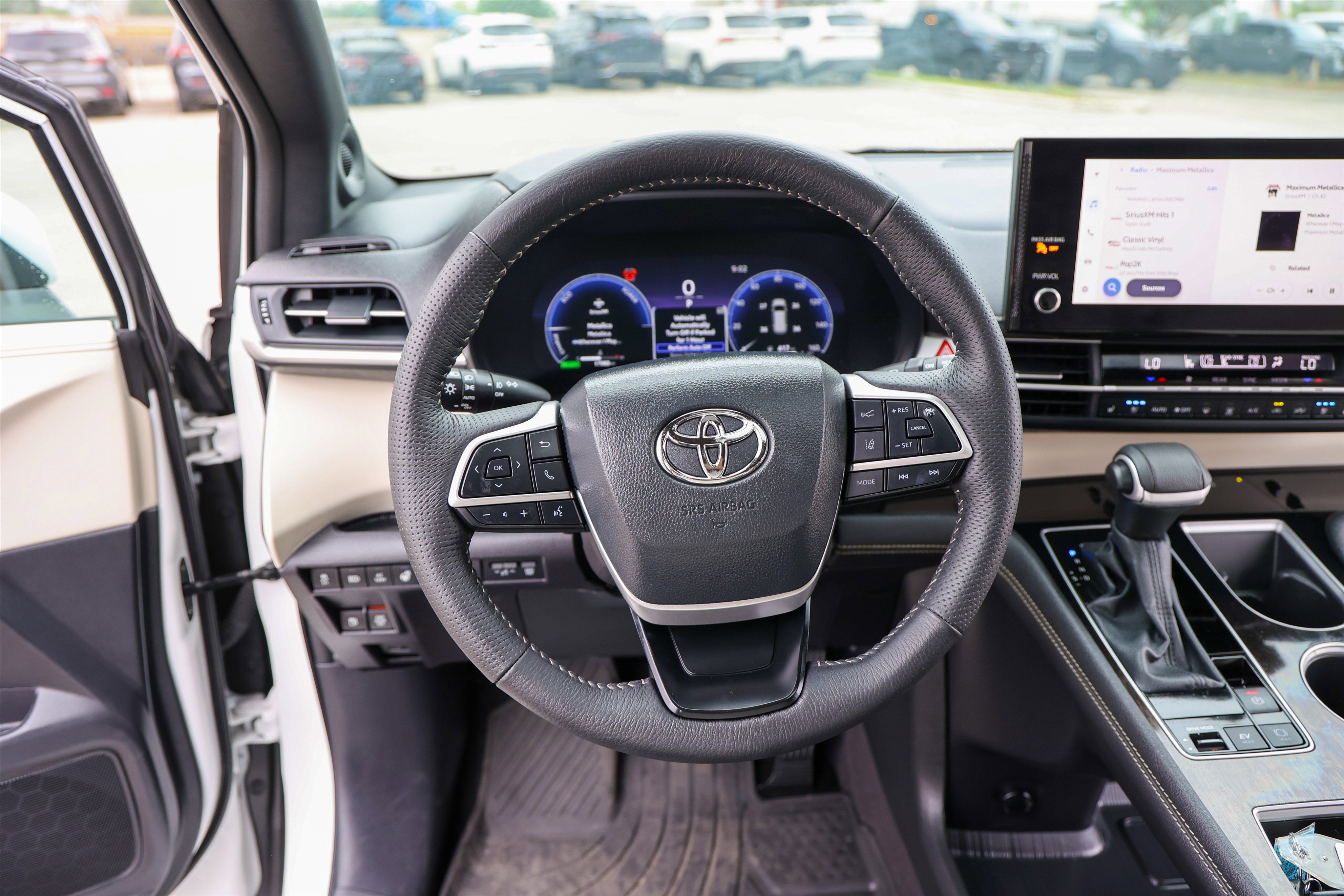 Used 2025 Toyota Sienna Platinum FWD image 40
