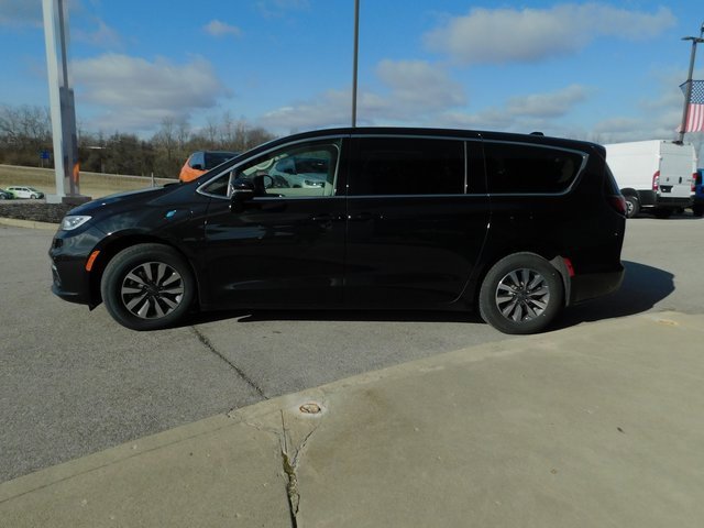Used 2024 Chrysler Pacifica Select image 6