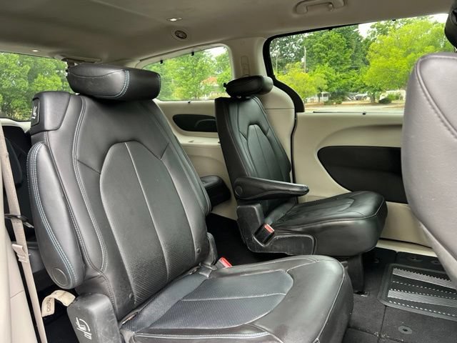 Used 2021 Chrysler Pacifica Touring-L FWD image 19