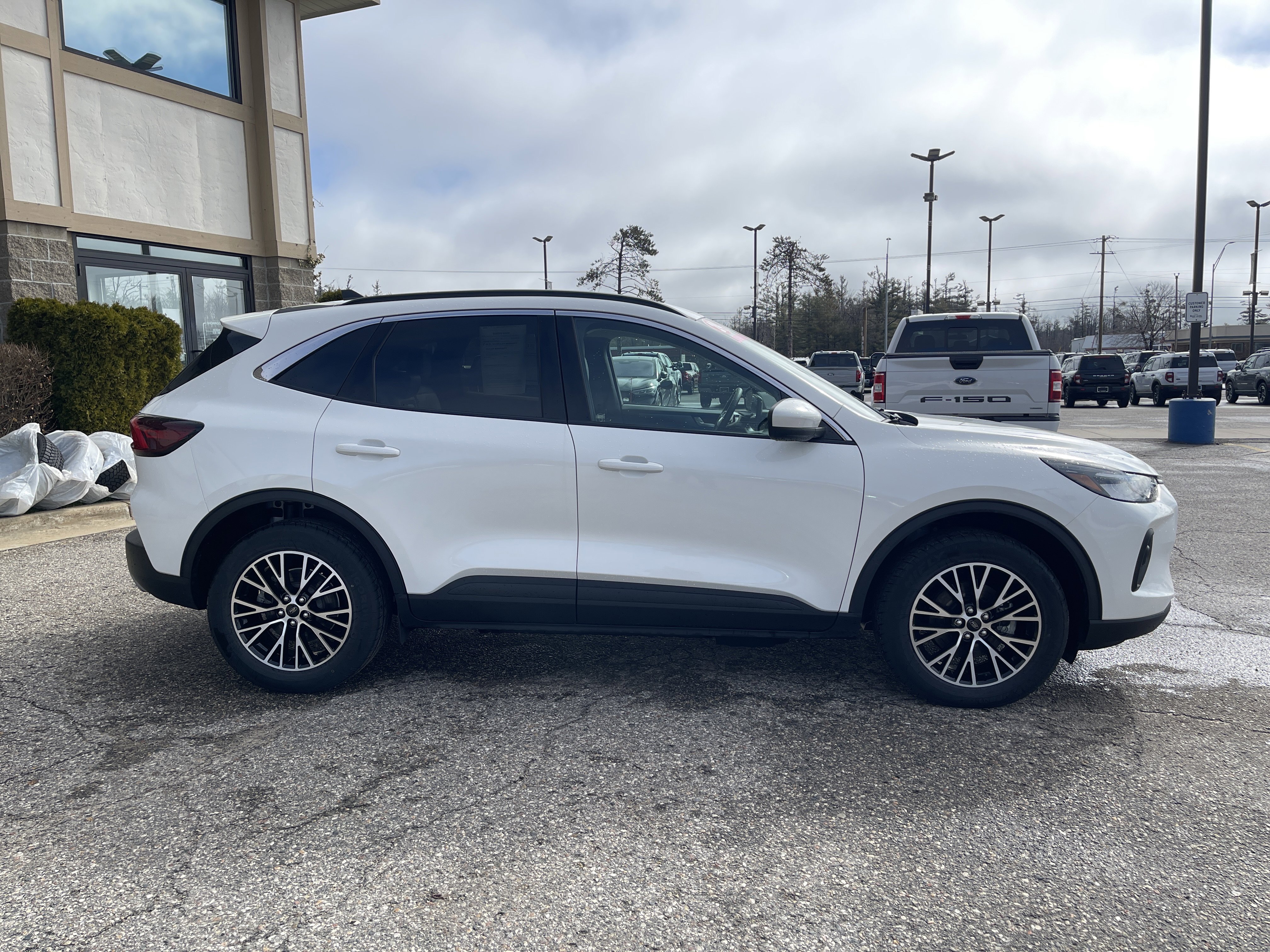 Used 2024 Ford Escape SE FWD image 2