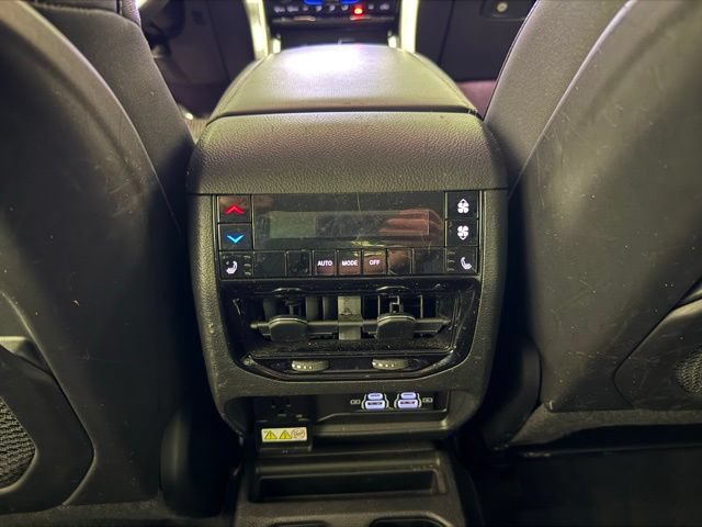 Used 2023 Jeep Grand Cherokee L Limited w/ Black Appearance Package AWD/4WD image 27