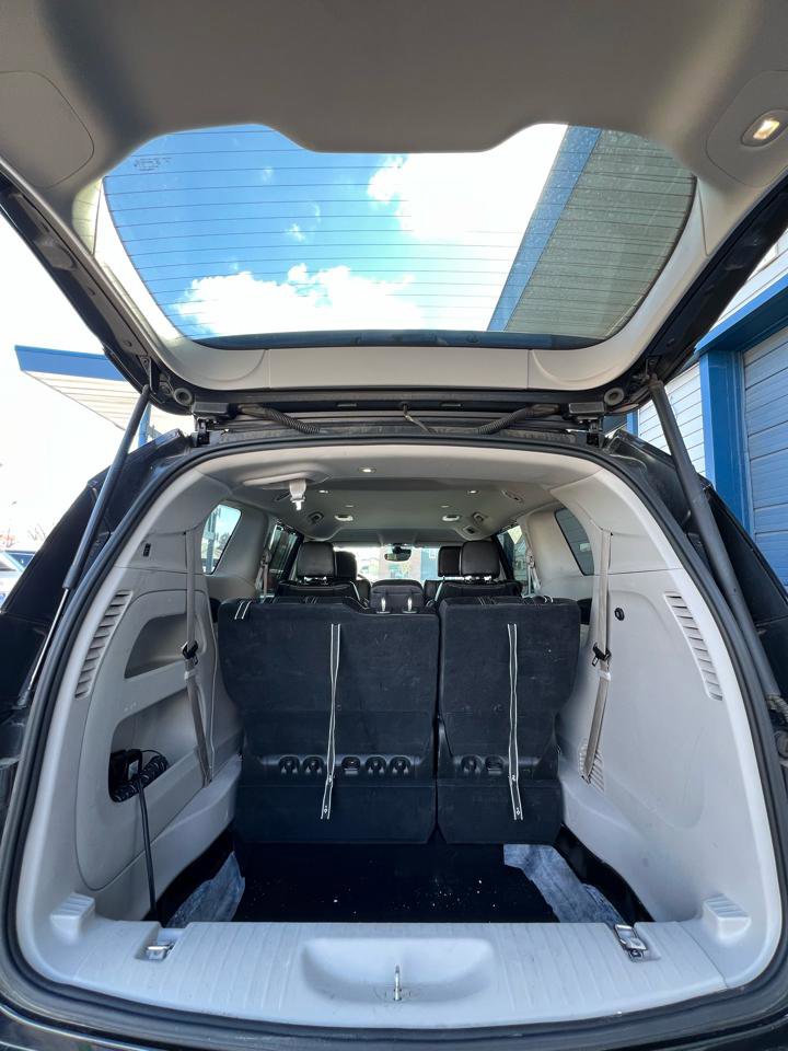 Used 2023 Chrysler Pacifica Touring-L image 6