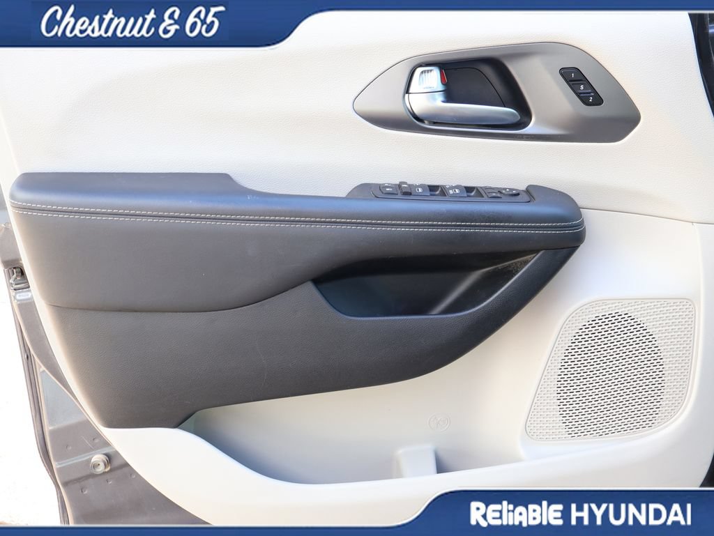 Used 2023 Chrysler Pacifica Touring-L AWD/4WD image 20