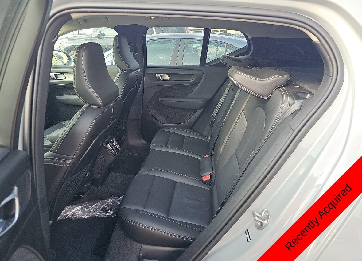 Used 2025 Volvo XC40 B5 Core image 12