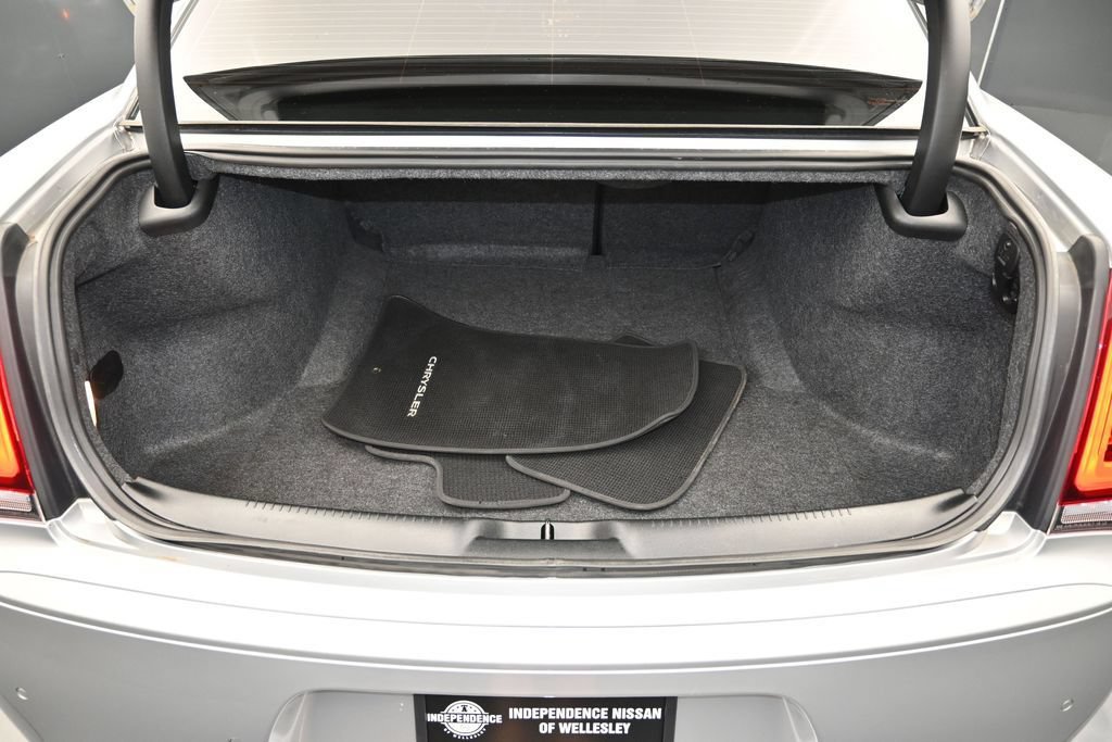 Used 2023 Chrysler 300 Touring w/ Safetytec Plus Group RWD image 19