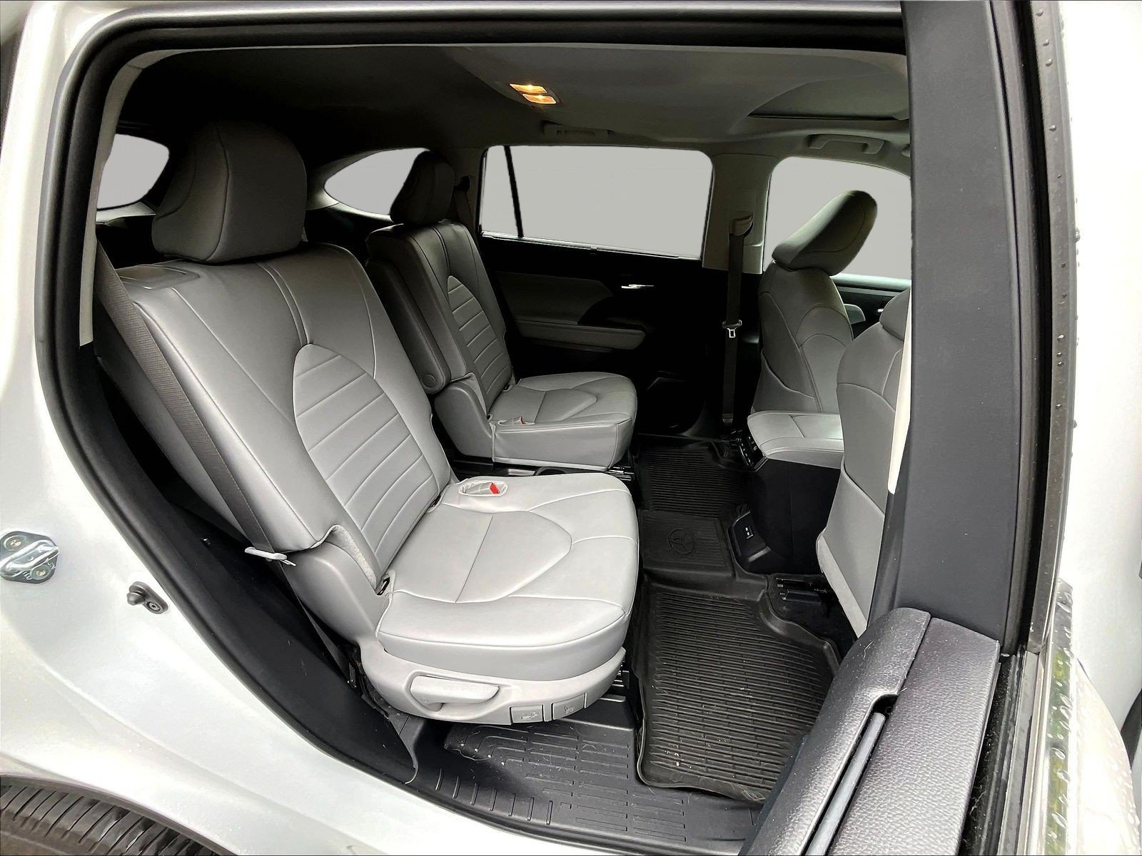Used 2024 Toyota Highlander XLE AWD/4WD image 25