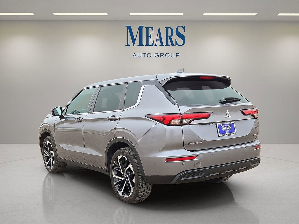 Used 2023 Mitsubishi Outlander SE image 3
