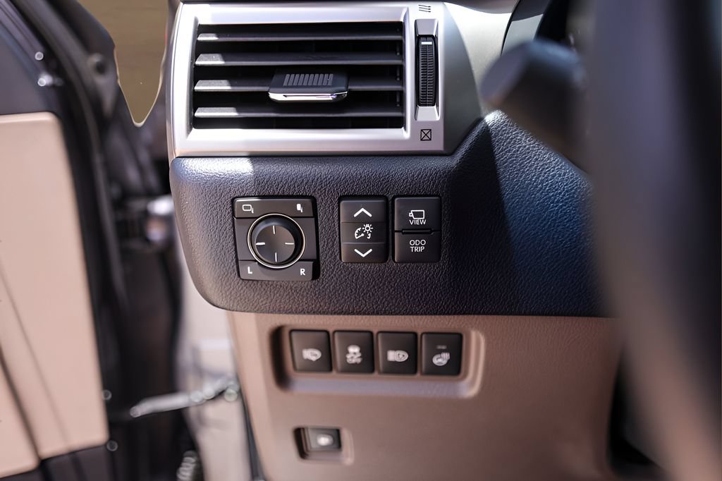 Used 2023 Lexus GX 460 Luxury w/ Accessory Package AWD/4WD image 15