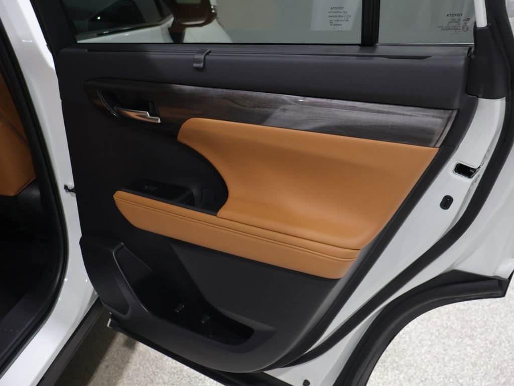 Used 2025 Toyota Highlander Platinum image 25