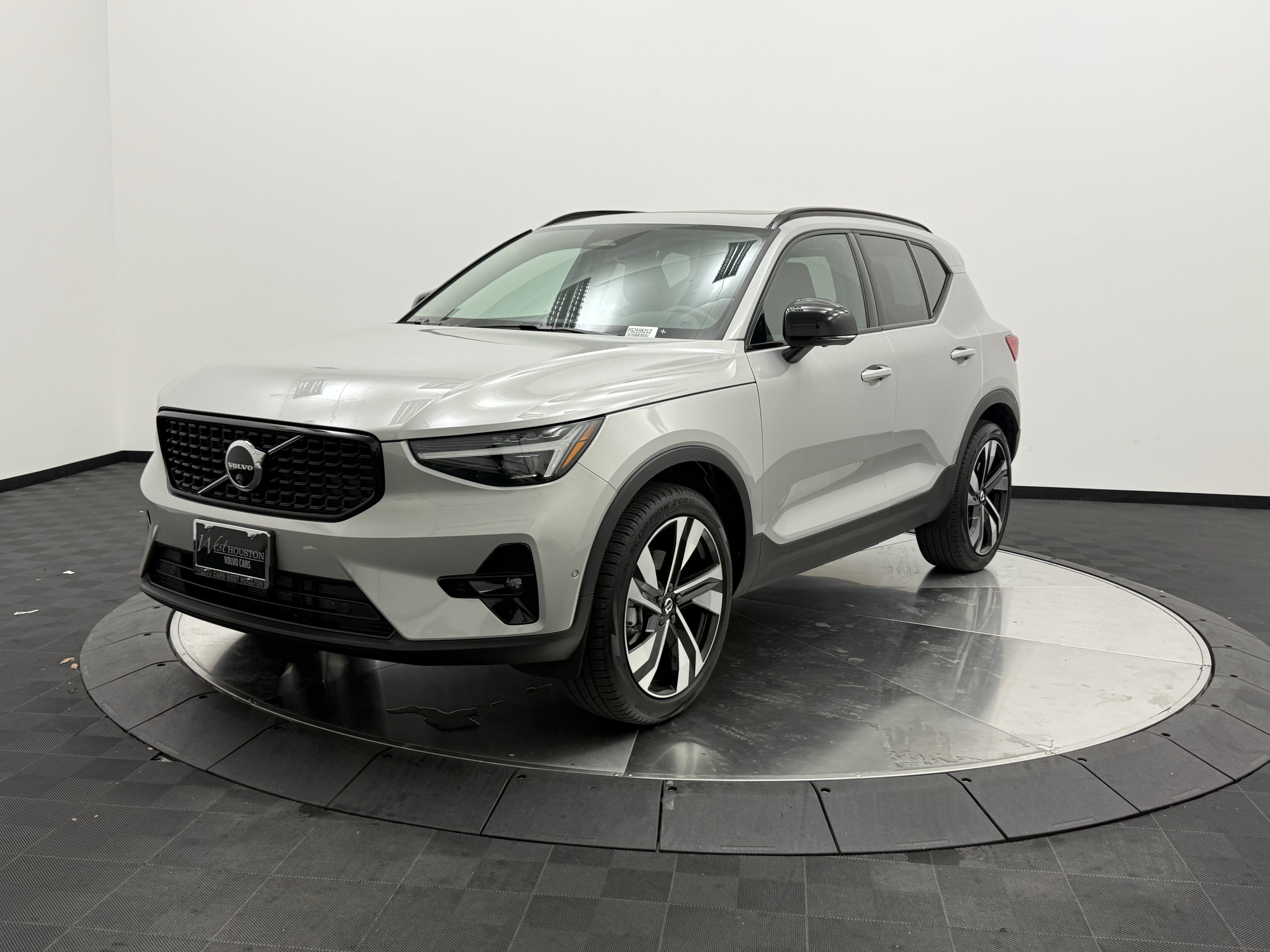 Certified 2025 Volvo XC40 B5 Ultra AWD/4WD image 3