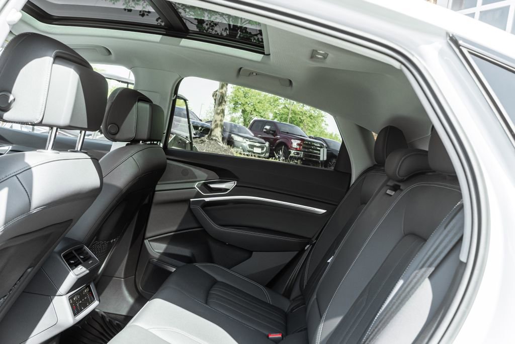 Used 2021 Audi e-tron Premium Plus w/ Premium Plus Package AWD/4WD image 28