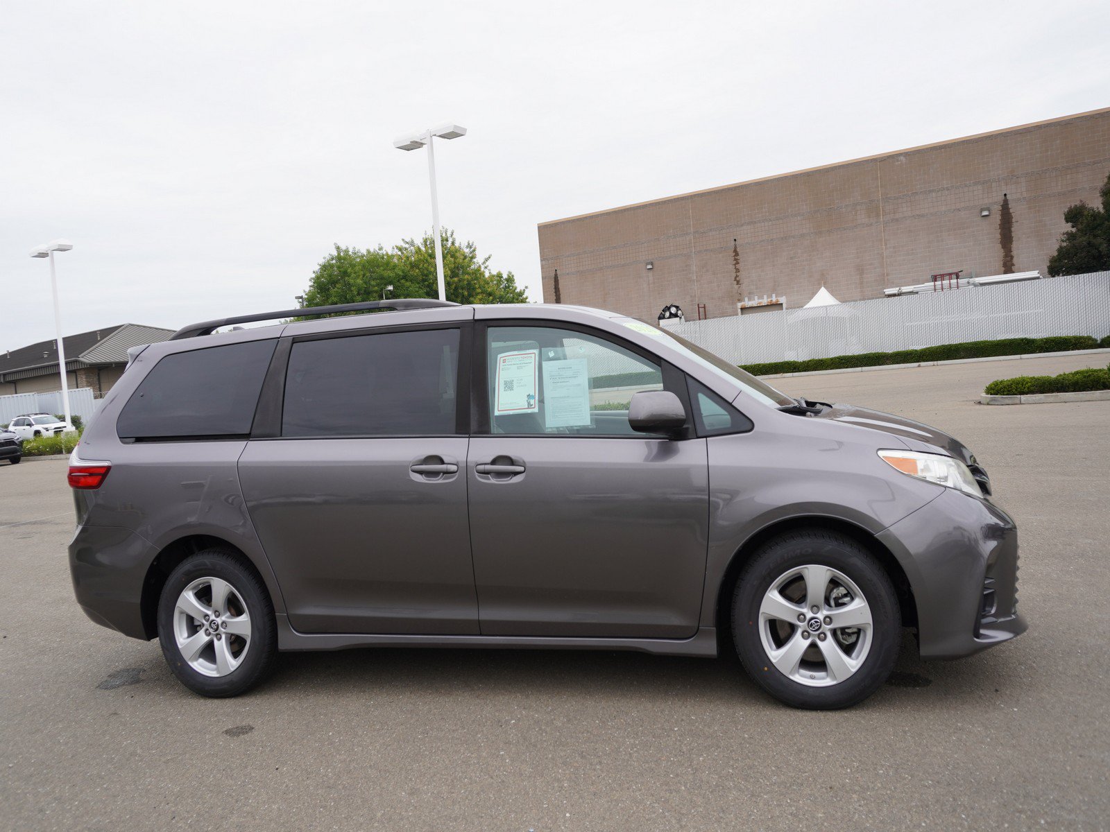 Used 2020 Toyota Sienna LE w/ Carpet Mat Package FWD image 4