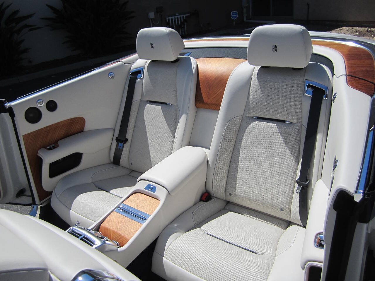 Used 2016 Rolls-Royce Dawn RWD image 28