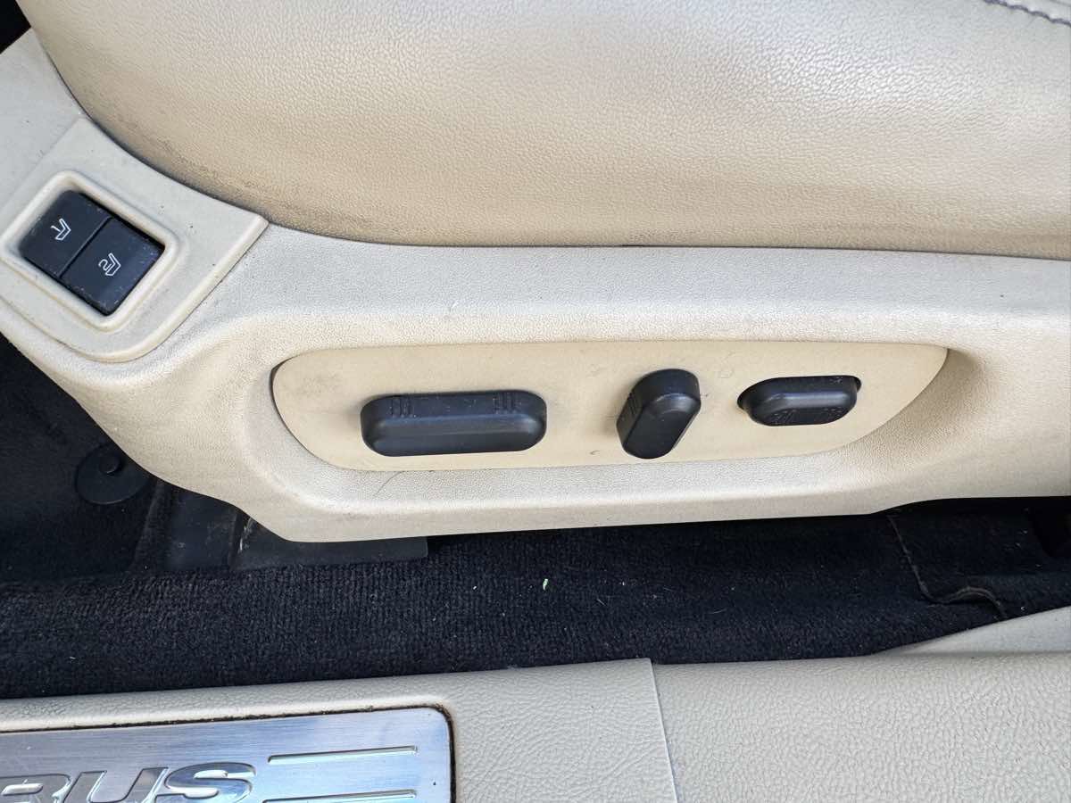 Used 2013 Ford Taurus Limited FWD image 36