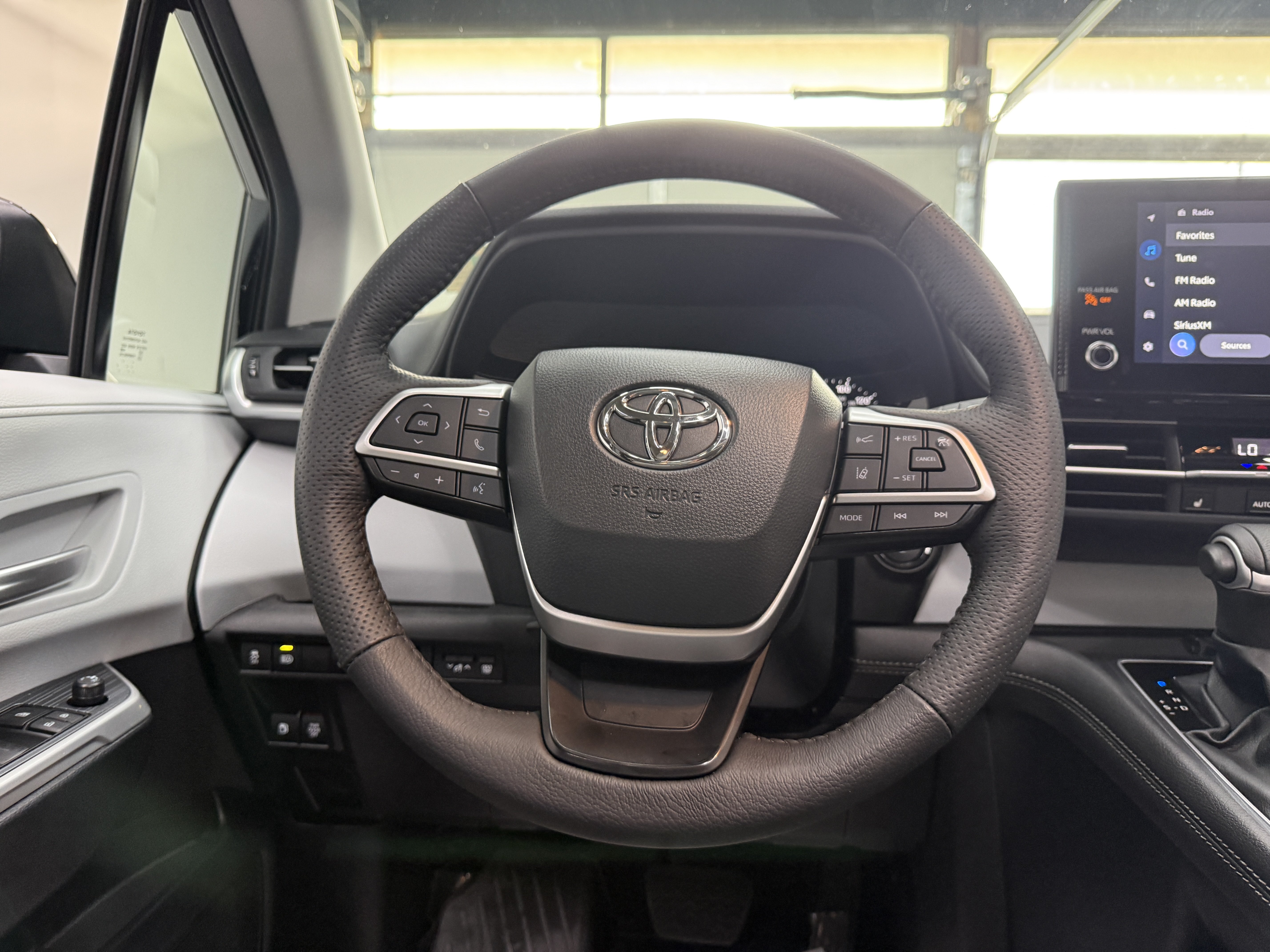 Used 2026 Toyota Sienna XLE FWD image 14
