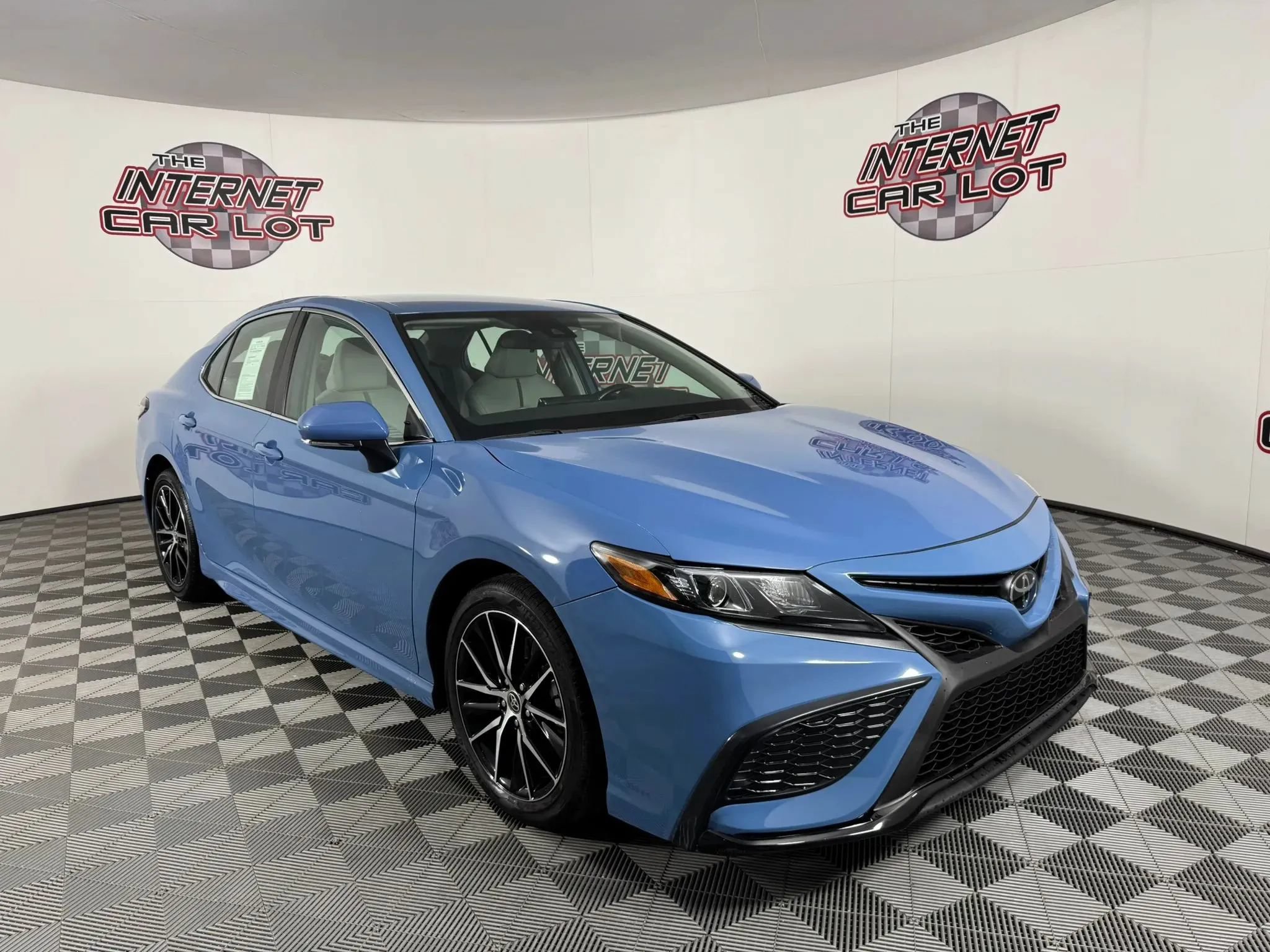 Used 2024 Toyota Camry SE w/ Cold Weather Package AWD/4WD image 9