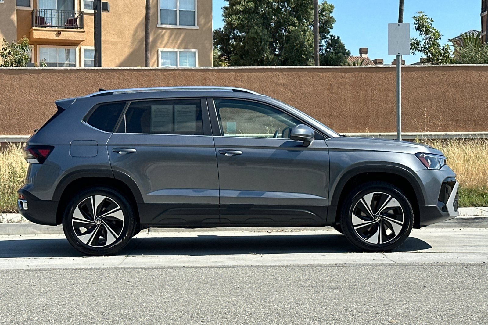 Certified 2026 Volkswagen Taos SE w/ Panoramic Sunroof Package AWD/4WD image 3