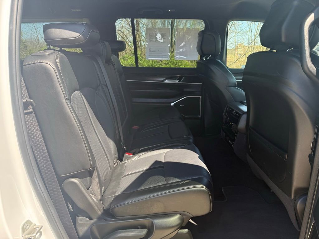 Used 2024 Jeep Wagoneer Series II w/ Flexible Seating Group AWD/4WD image 19