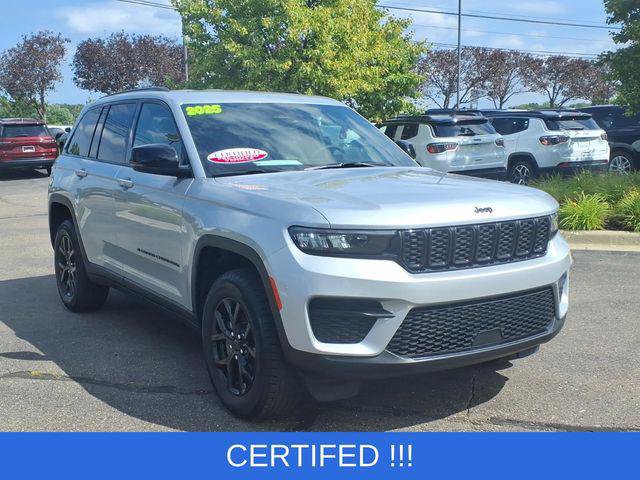 Certified 2025 Jeep Grand Cherokee Altitude AWD/4WD image 3