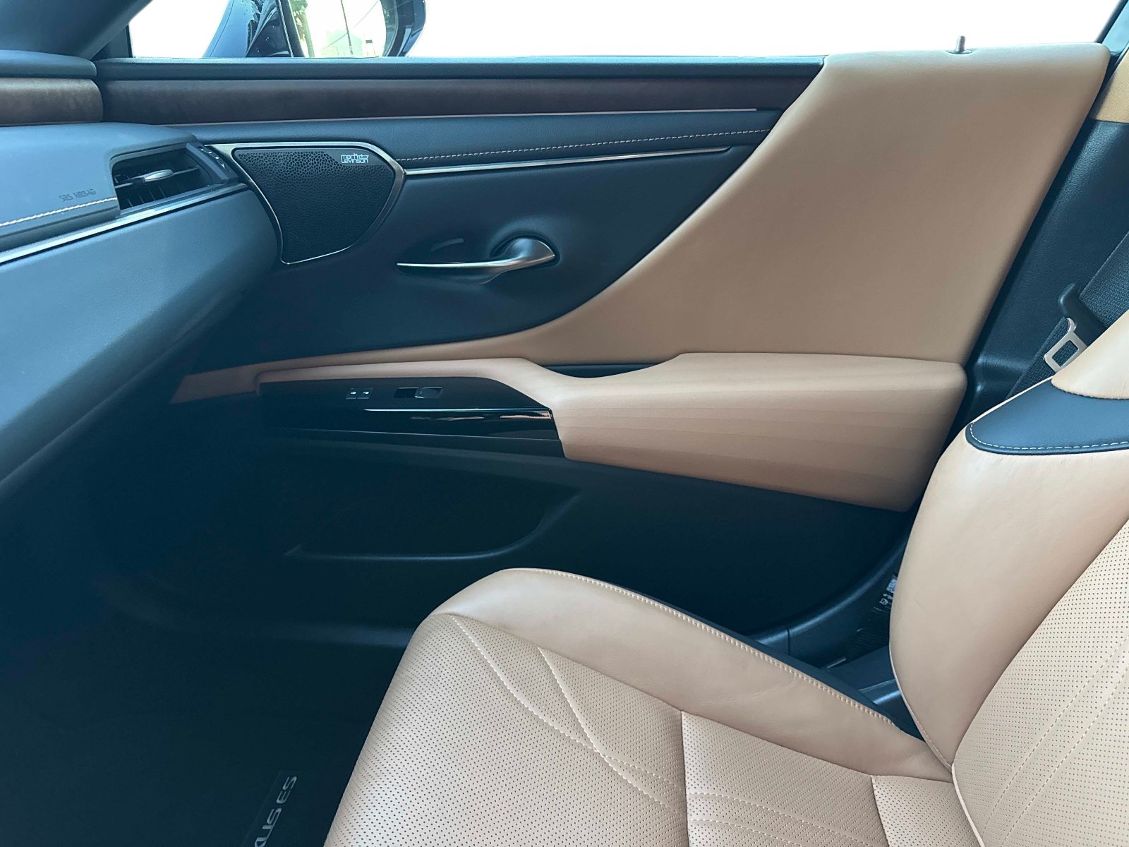 Certified 2022 Lexus ES 350 Ultra Luxury w/ Accessory Package FWD image 22