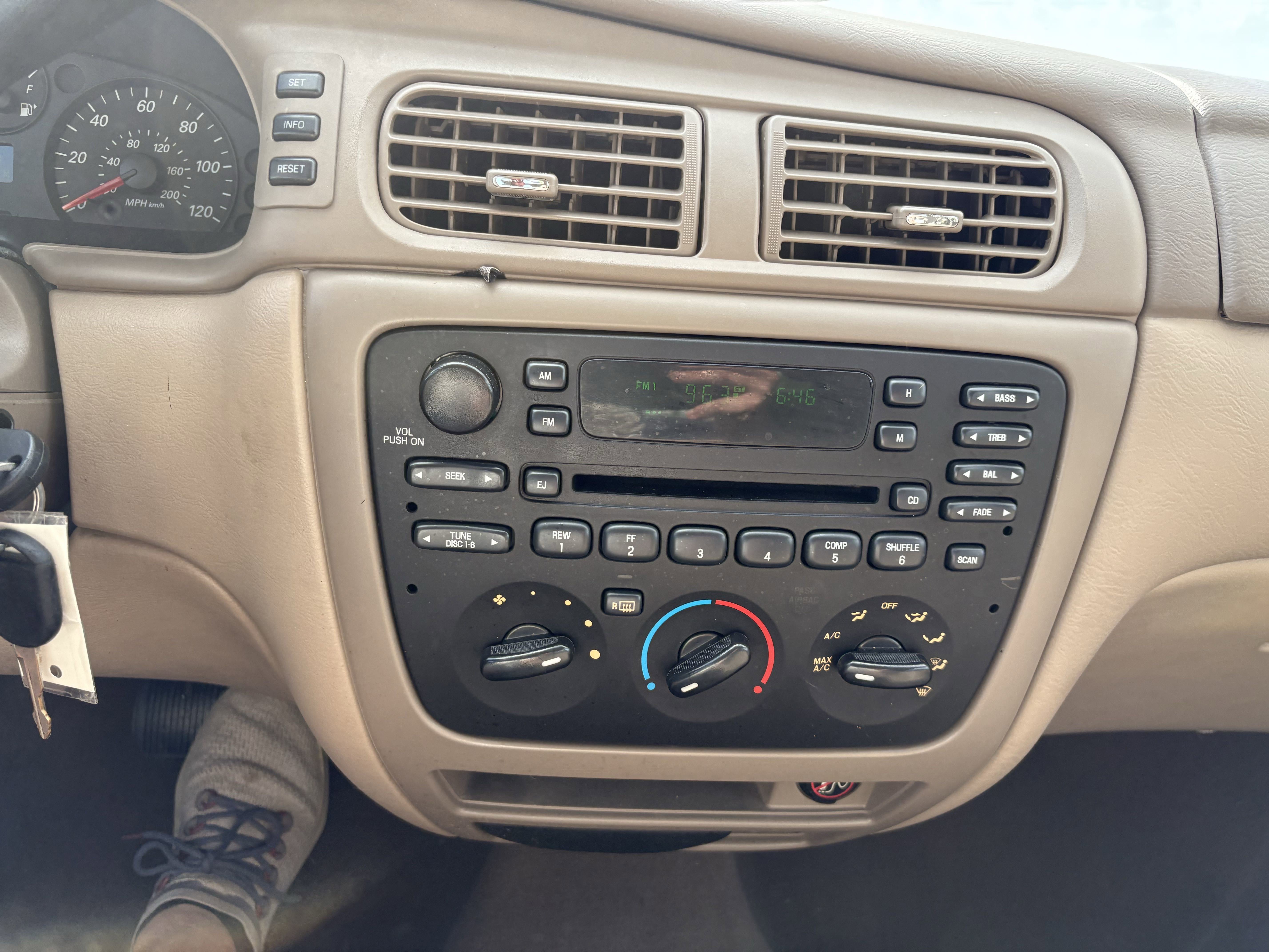 Used 2004 Ford Taurus SES image 11