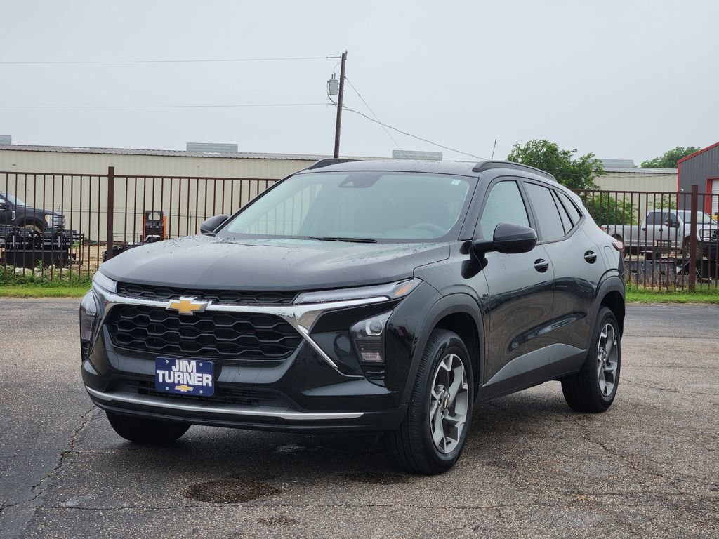 Used 2025 Chevrolet Trax LT FWD image 3