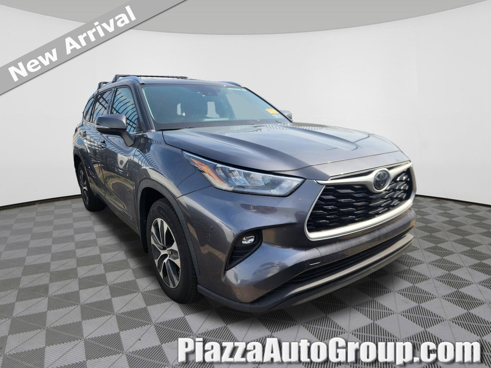 Used 2020 Toyota Highlander XLE AWD/4WD image 1