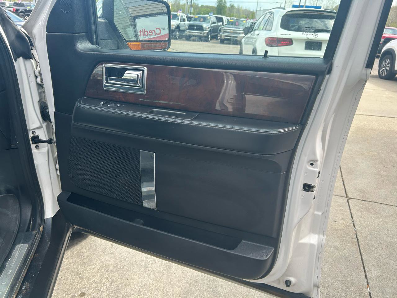 Used 2017 Lincoln Navigator L Select AWD/4WD image 17