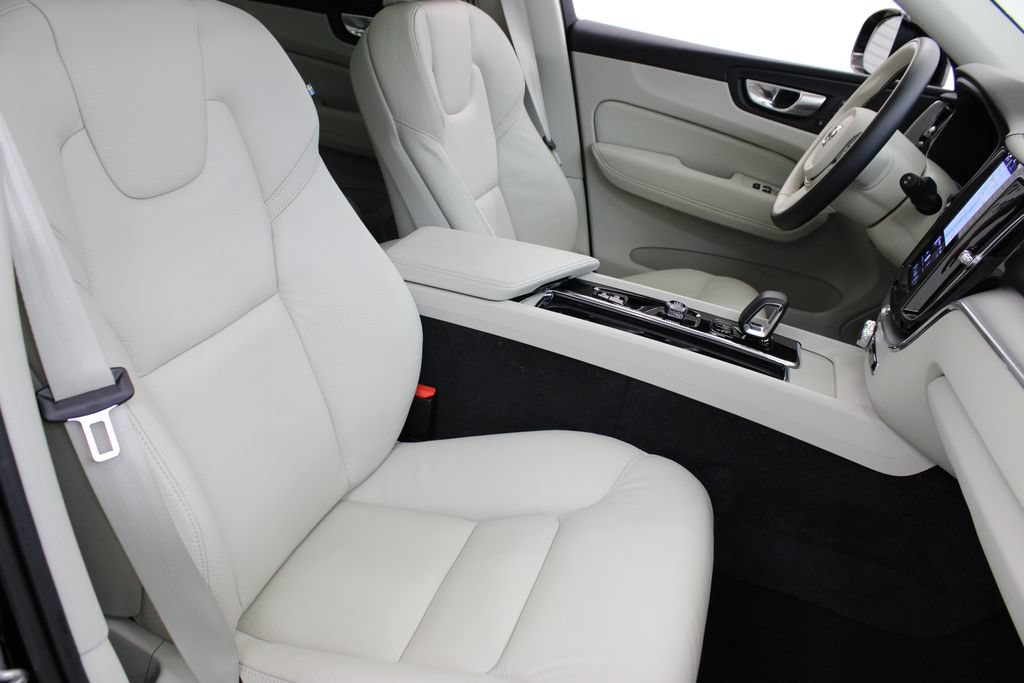 Used 2024 Volvo XC60 B5 Core AWD/4WD image 25